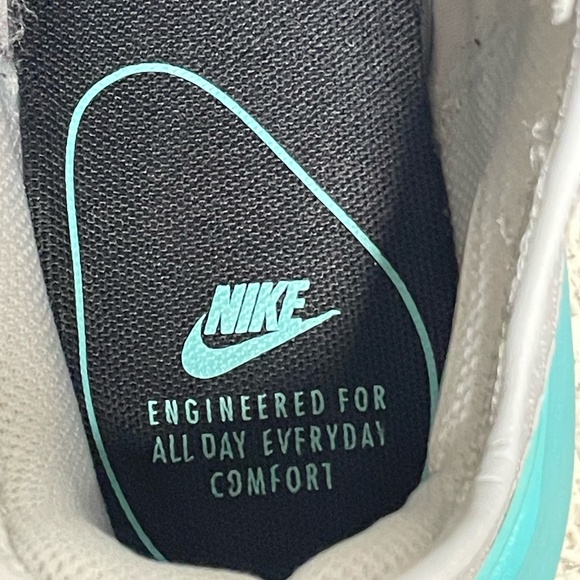 Nike Women's Air Max Motion 2 Casual Sneakers Sz 8 - Picture 8 of 8